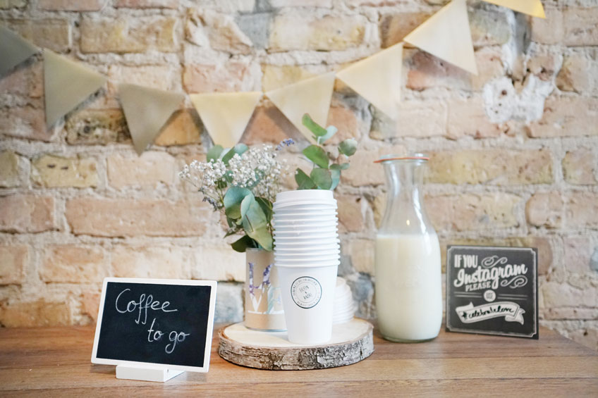 Nicht nur für Langschläfer ein Muss auf der Hochzeit - als to go Lösung kommt der Kaffee besonders kreativ unter die Gäste