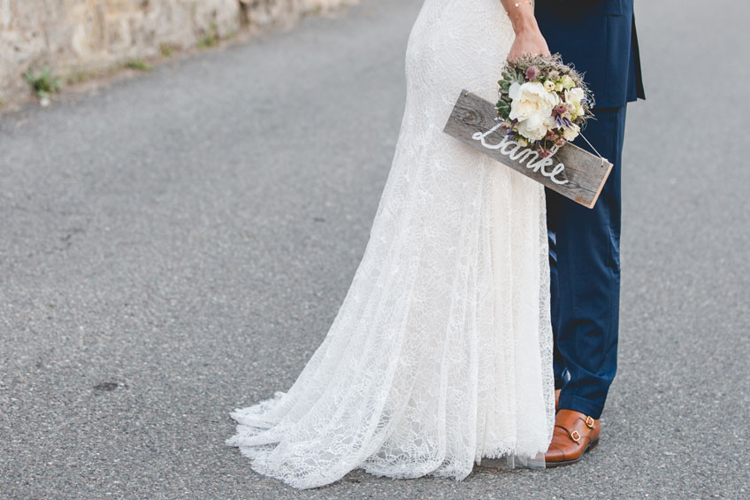 Mit einem Holzschild wird euer Motiv für die Danksagungen nach der Hochzeit zum Hingucker.