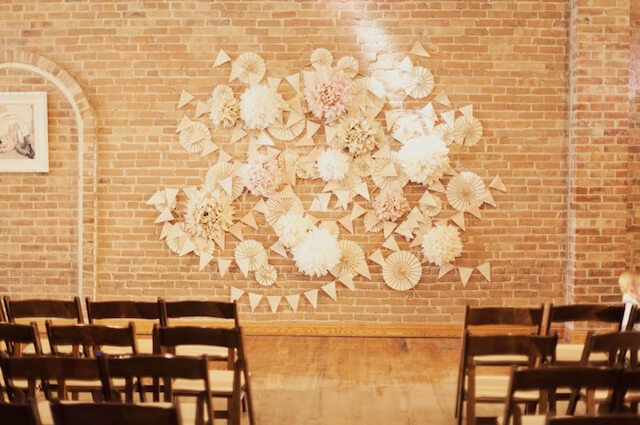 Vintage Herbst-Hochzeit mit Wimpelgirlanden, Rosetten und Pom Poms als Hochzeitsdekoration