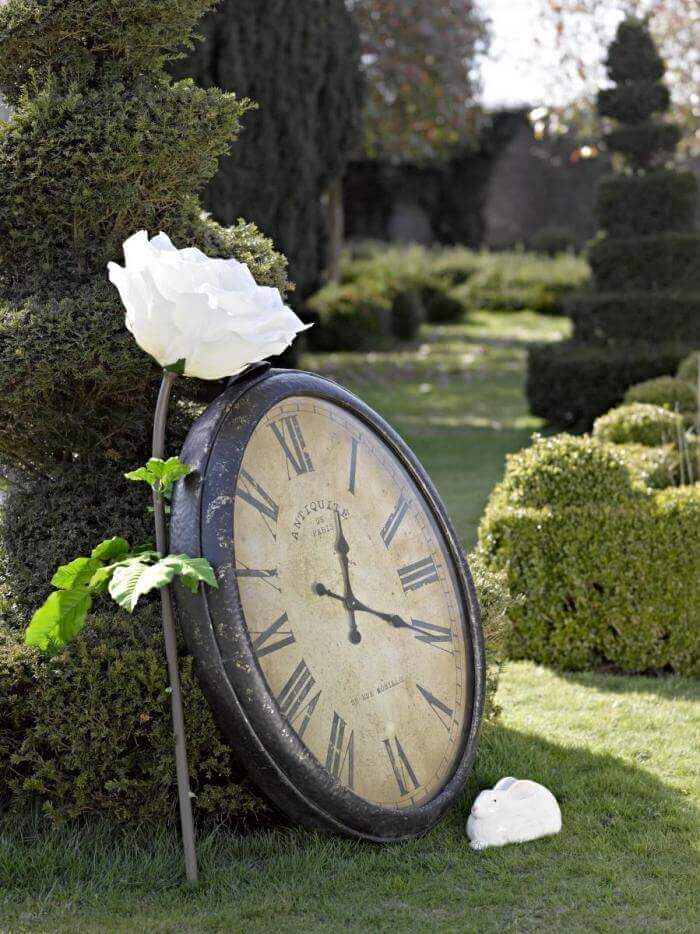 Große Deko-Uhr als fantasievolle Hochzeitsdeko