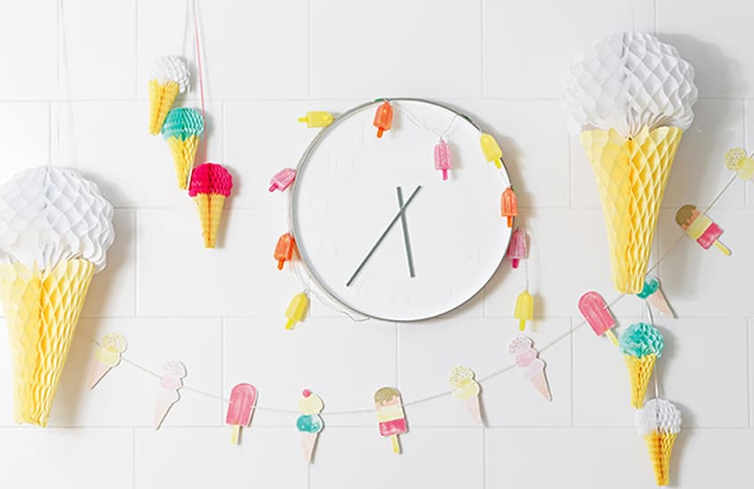 Eistüten aus Wabenpapier als sommerliches Deko-Highlight
