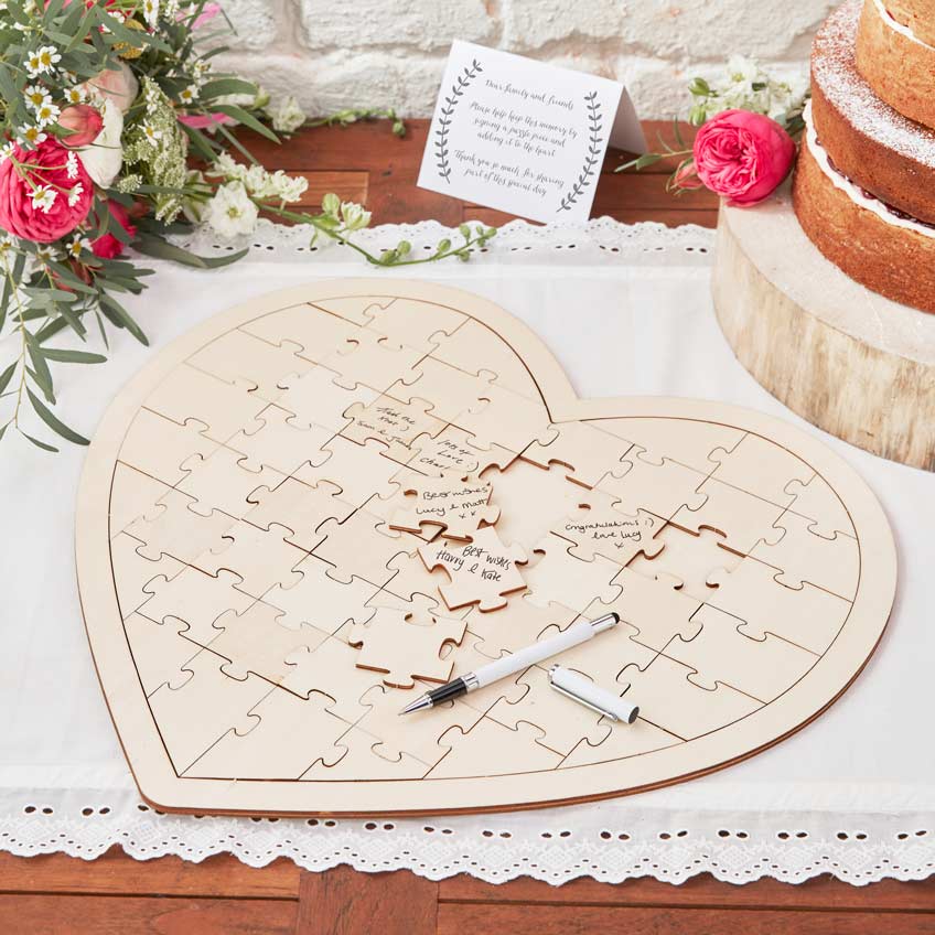 Ein Holzpuzzle zur Hochzeit ist eine einfallsreiche Alternative zum klassischen Gästebuch