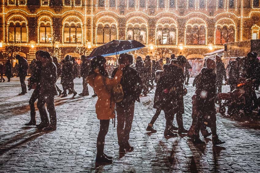 Antrag im Winter - romantisch auf dem Weihnachtsmarkt (c) Daniil Silantev