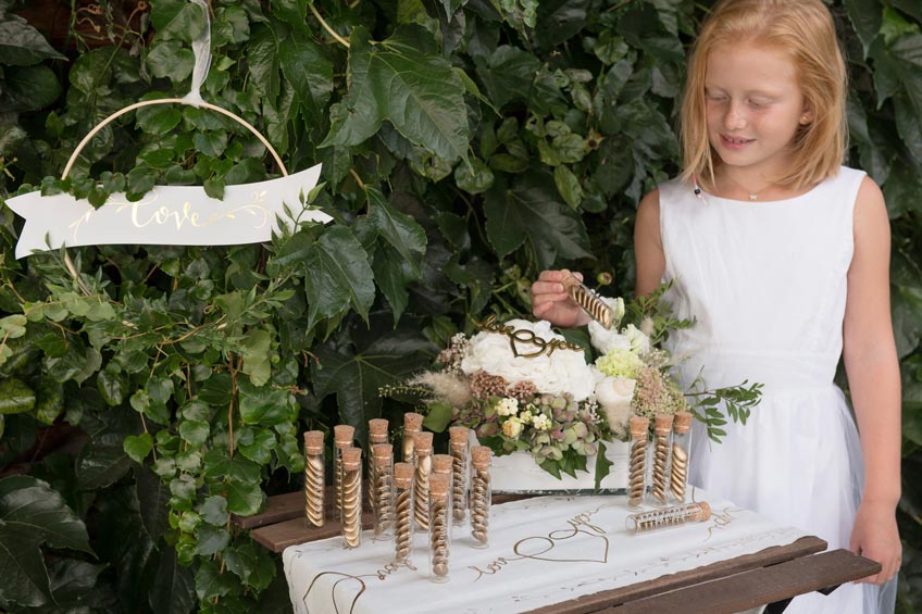 Zur Hochzeit - In kleinen Fläschchen sehen Süßigkeiten wie Hochzeitsmandeln sehr edel aus