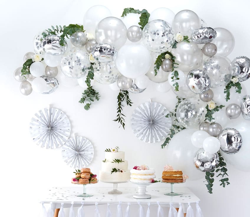 Die Ballongirlande in Silber und Weiß ist eine wunderschöne Hochzeitsdeko