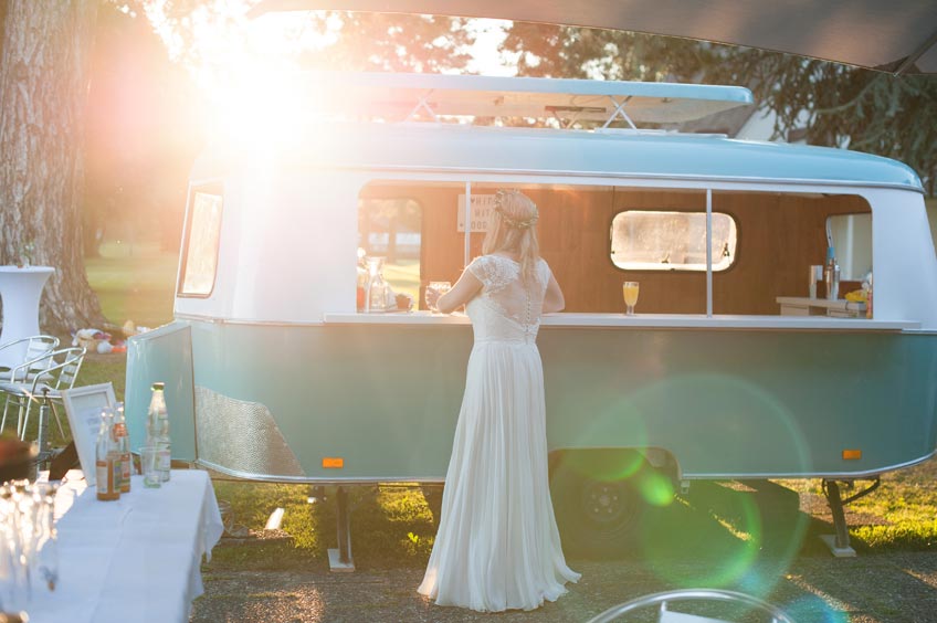 Ein Barwagen kommt toll auf der Festival-Hochzeit (c) Fräulein Wunschfrei