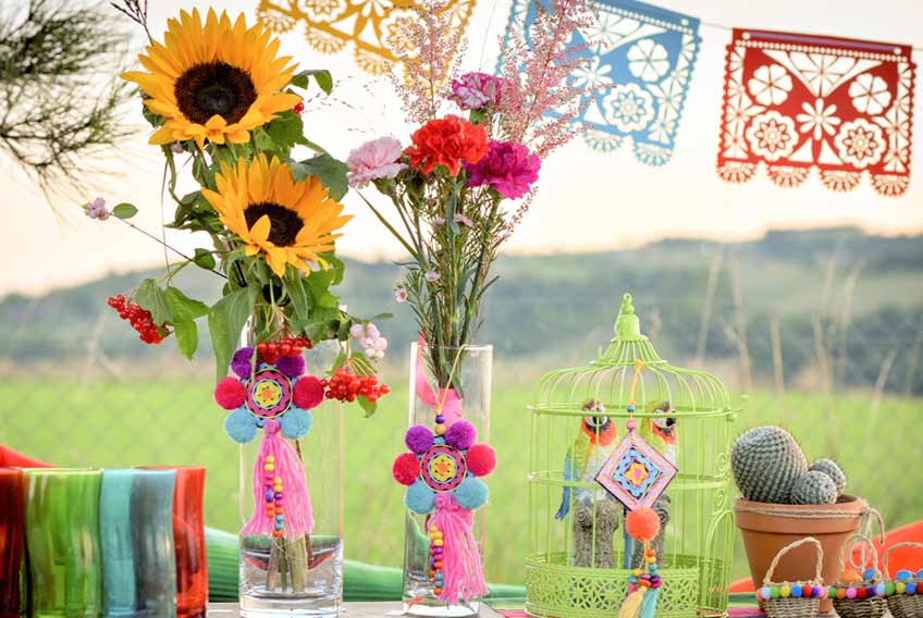 Ornamentvolle Wimpelgirlande und bunte Makramees für die Boho Hochzeit mit Mexiko Elementen