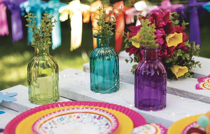 Dekorier deinen Tisch zur Brautparty mit spirituellem Charakter gern farbenfroh