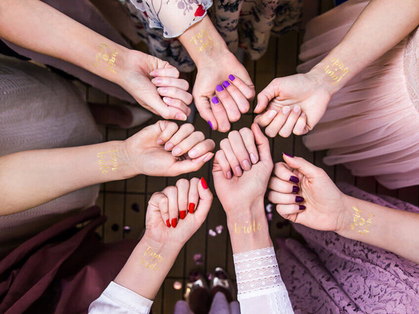 Organisiert die Brautparty als "Team Bride" und einem coolen Tattoo als Gruppenzeichen