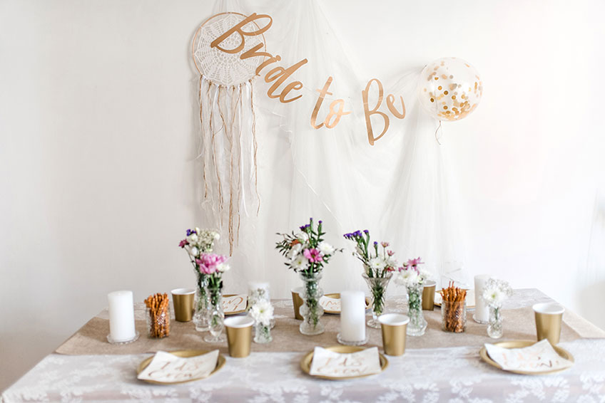 Tolles Farbkonzept - Brautparty-Farbklassiker Gold und Weiß, aufgepeppt durch bunte Blumen und elegante Elemente (c) Carina Plößl Fotografie 