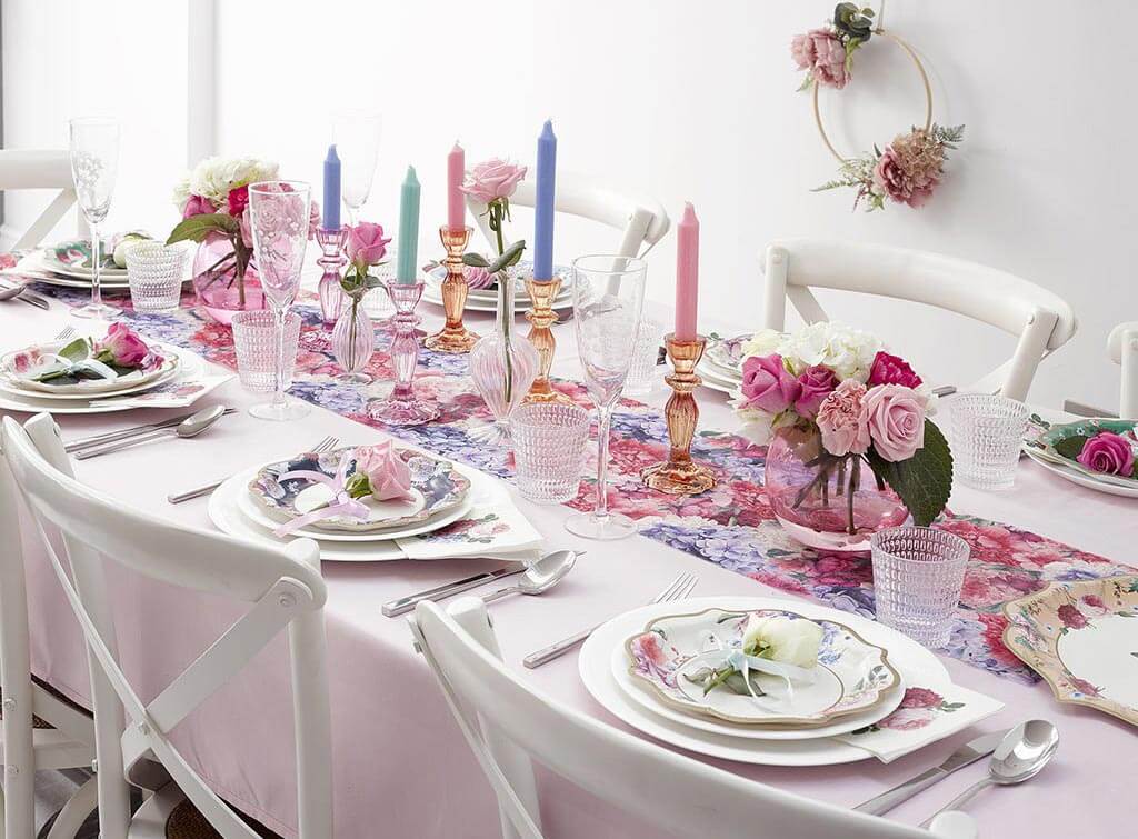 Lass deinen Tisch zum Brautparty-Brunch in eleganter Deko erblühen