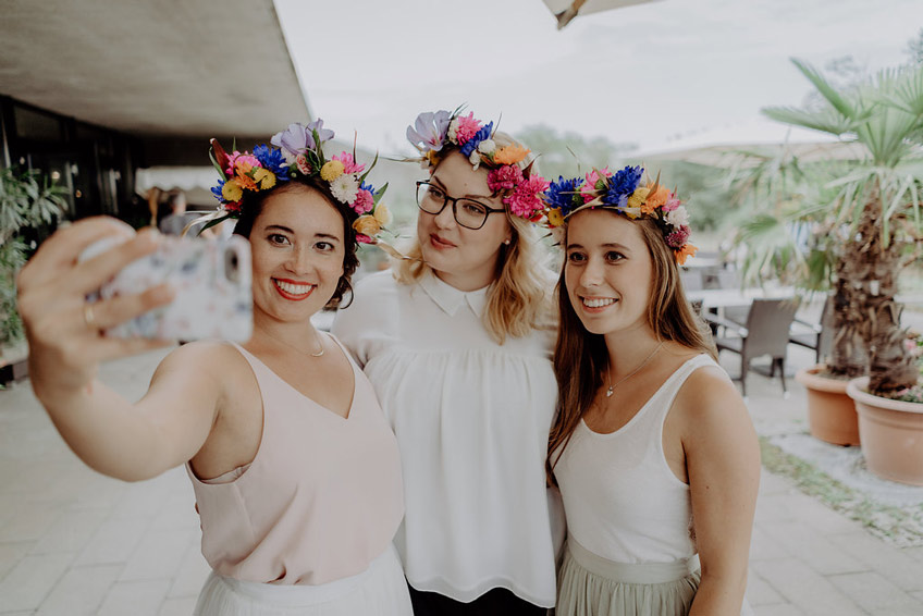 Selfie der Braut mit ihren Mädels mit DIY Blumenkränzen (c) christineladehofffotografie