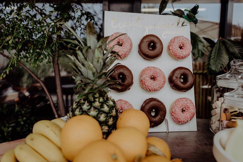 Auf diesem sweet table sind leckere Früchte und Snacks perfekt in Szene gesetzt (c) christineladehofffotografie