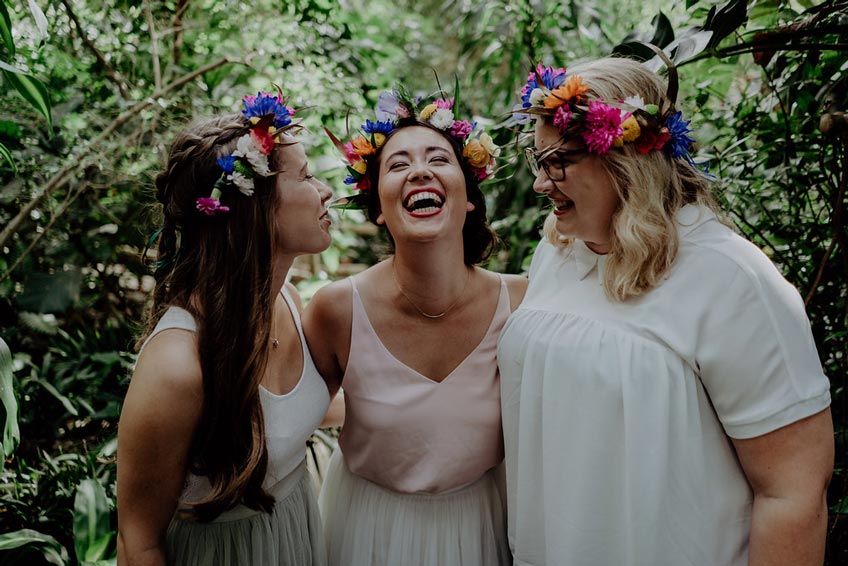 Das "Team Bride" mit DIY Blumenkränzen beim Shooting in der Biosphäre Potsdam (c) christineladehofffotografie