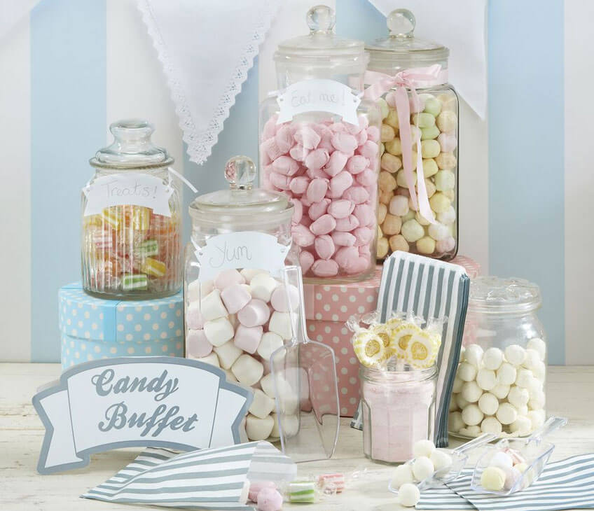 Die Hochzeits-Candy-Bar hält kleine Naschereien in schönen Gefäßen bereit