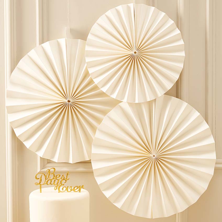 Cremefarbene Papierfächer ergeben eine tolle und edle Ergänzung zum goldenen Dekor am 50. Hochzeitstag
