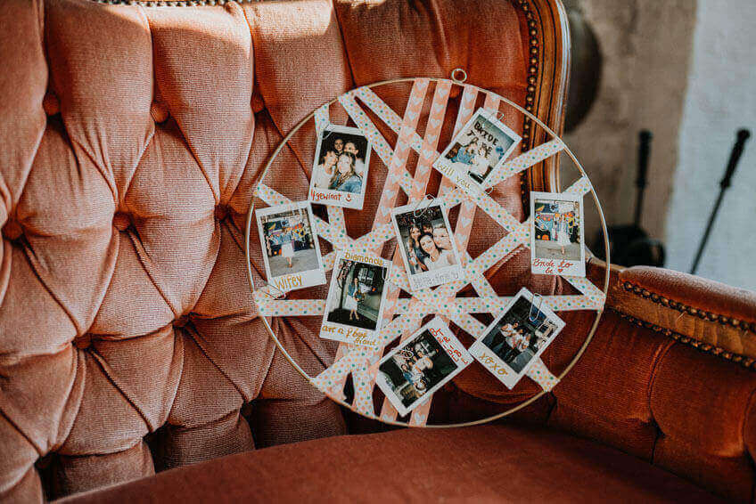 Mach der Bald-Braut mit einem DIY-Picture-Hoop ein schönes und persönliches Geschenk  (c) Christine Ladehoff Fotografie