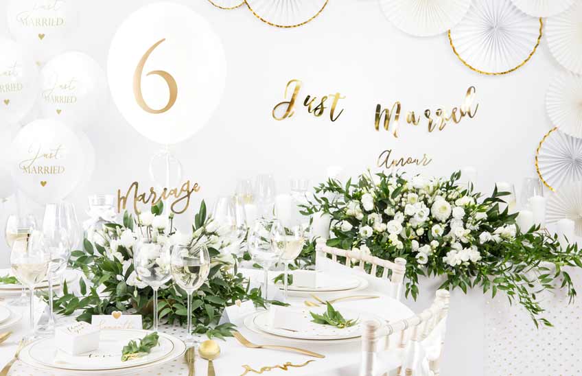 Eleganz pur: Hochzeitsdekoration in Weiß mit goldenen Elementen