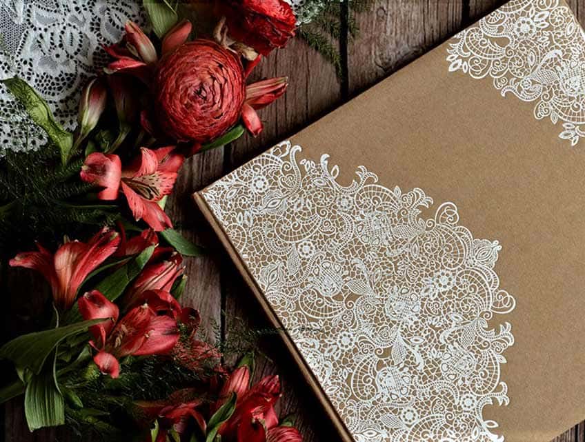Ornamentvolles Gästebuch passend zur mystischen Moody Hochzeit