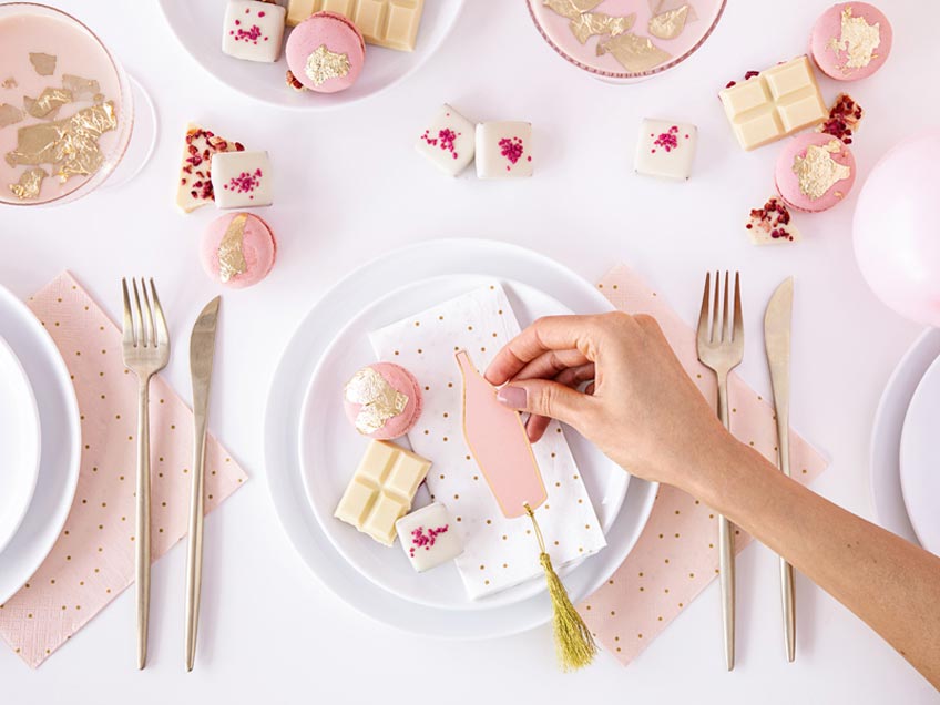 Einen eleganten JGA zum Galentine's Day feierst du mit Deko in Pastell