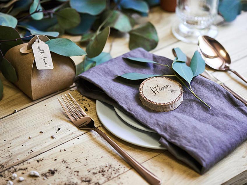 Gravierte Holzscheiben sind schönes Platzschild und individuelles Gastgeschenk in einem