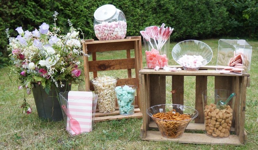 Richte die Snacks auf der Candy Bar zur Hochzeit schön an