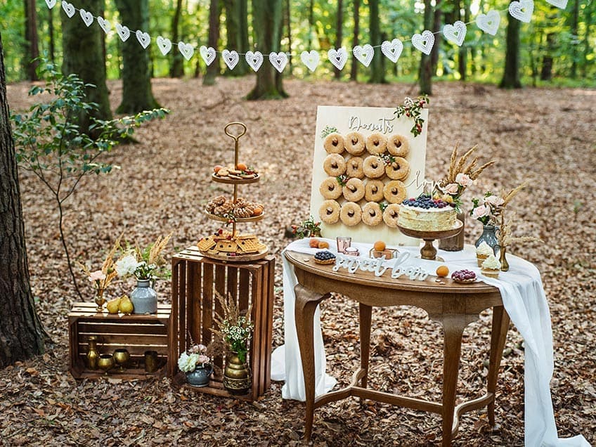Sweet Table passend zur Waldhochzeit - im kühlen Schatten schmeckt der Kuchen doppelt gut