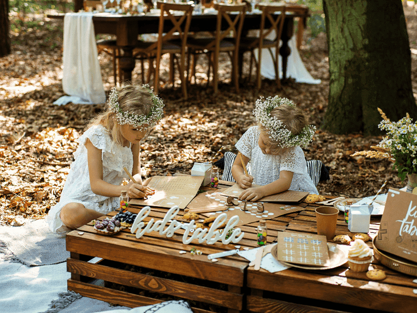 Stelle zur Hochzeit einen Kid's Table für die Kinder zur Verfügung