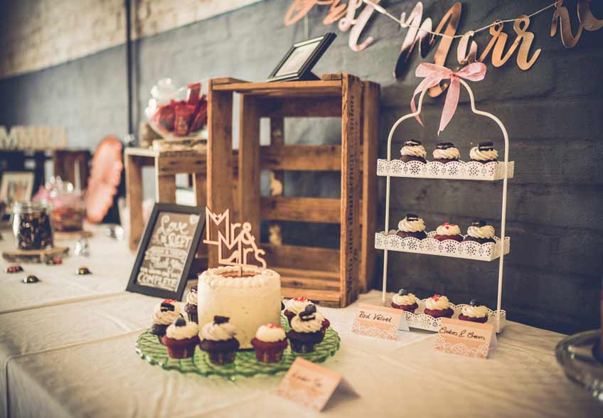 Betrongrau wird auf der Hochzeits-Candy Bar mit Rosa und Mint aufgelockert (c) Dominic Simon