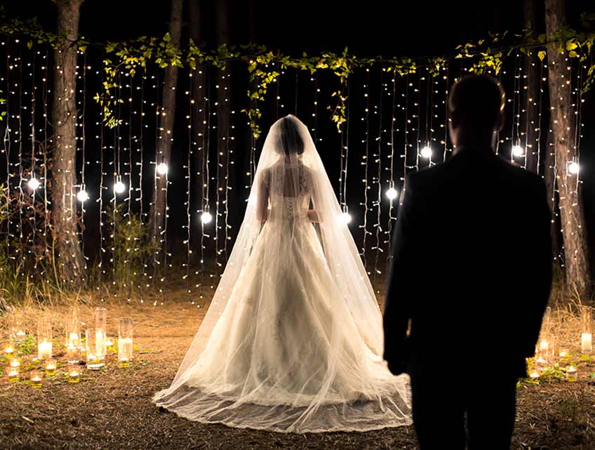 Lichtspots und Lichterketten sorgen zur Moody Hochzeit schnell für eine traumhaft romantische Stimmung