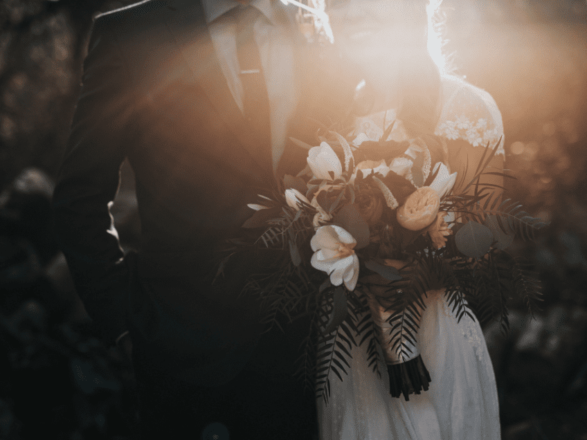 Kreatives Hochzeitsfoto mit Blumenstrauß und Sonnenlicht (c) Nathan Dumlao