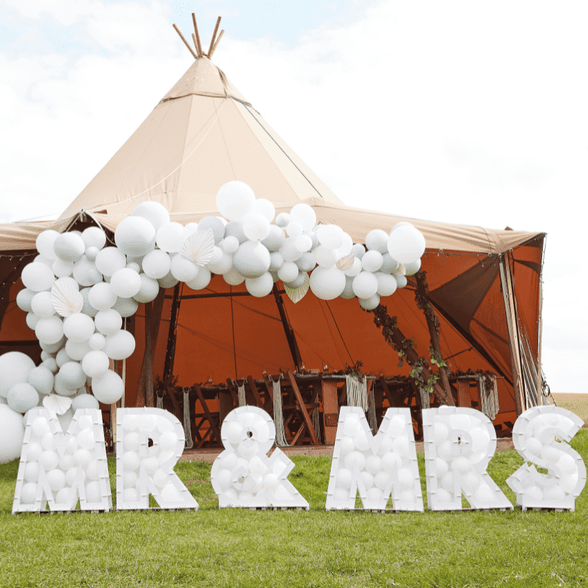 Schmücke deinen Hochzeitspavillon mit tollen Deko-Highlights wie Ballons und Pflanzen