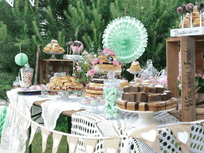 Rustikaler Sweet Table für die Gartenhochzeit mit Deko in Mint und Rosa (c) Nadine Barthold