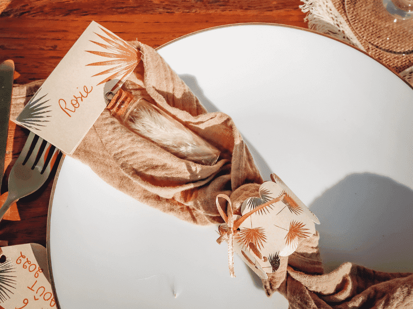 Gastgeschenke und liebevolle Tischdeko für die Pampasgras-Hochzeit (c) Nicolas Broquedis