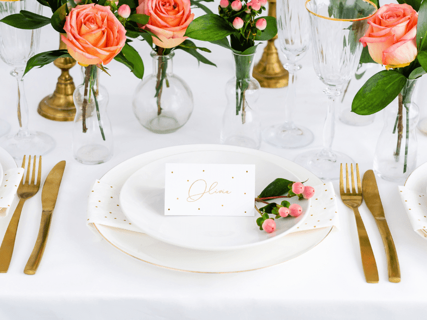 Klassische Hochzeitsdeko in Weiß mit goldenen Akzenten und Rosen