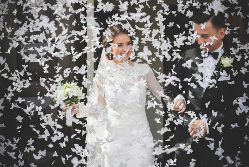 Romantischer Empfang: Lass es zur Hochzeit weiße Schmetterlinge regnen