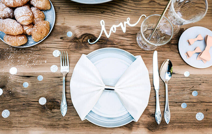 Hochzeitstag oder romantischer Abend zu Zweit - verliebt zu Hause mit schöner Tischdeko