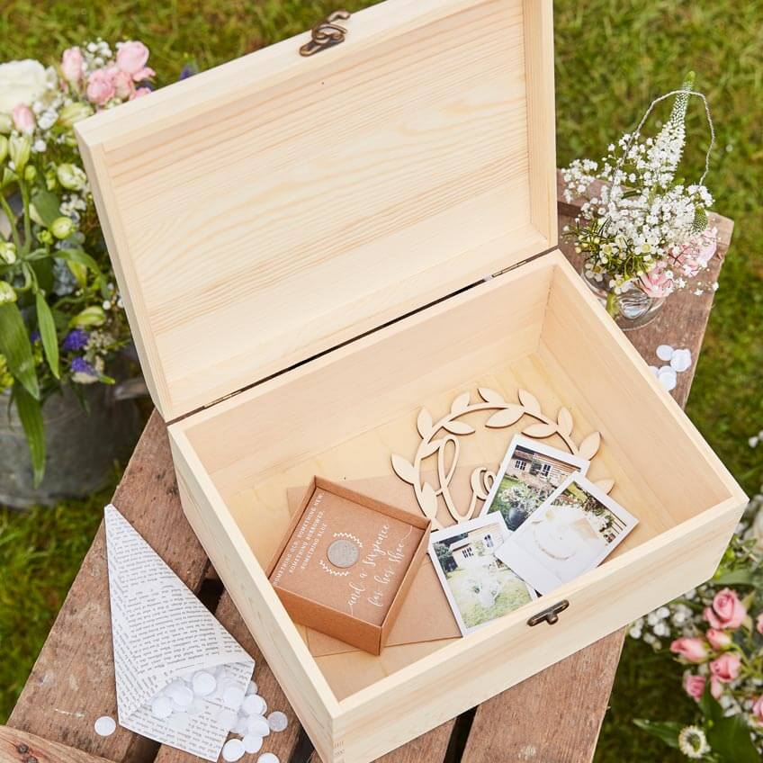 Fülle die schöne Holzbox zur Brautparty mit Kleinigkeiten für die Bald-Braut