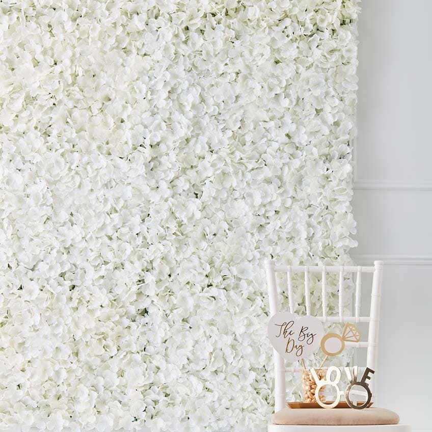 Blühende Brautparty-Deko - Wanddeko mit weißen Blüten