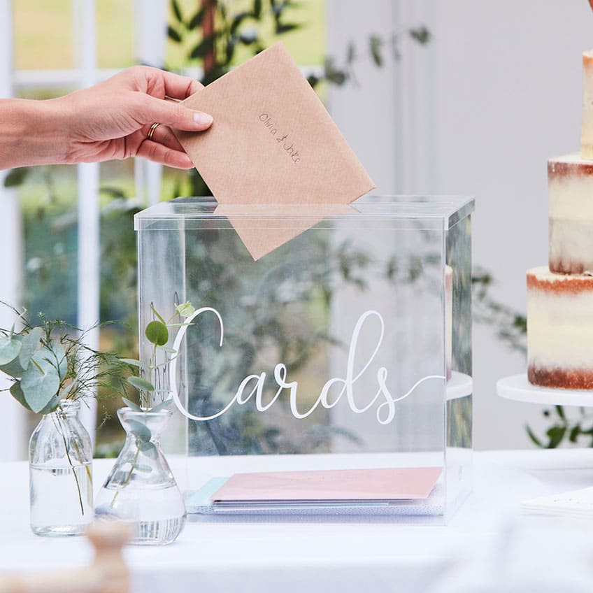 Statt zerbrechlichem Glas setzt diese Kartenbox auf transparentes Acryl und kann mit lieben Wünschen der Gäste bestückt werden.