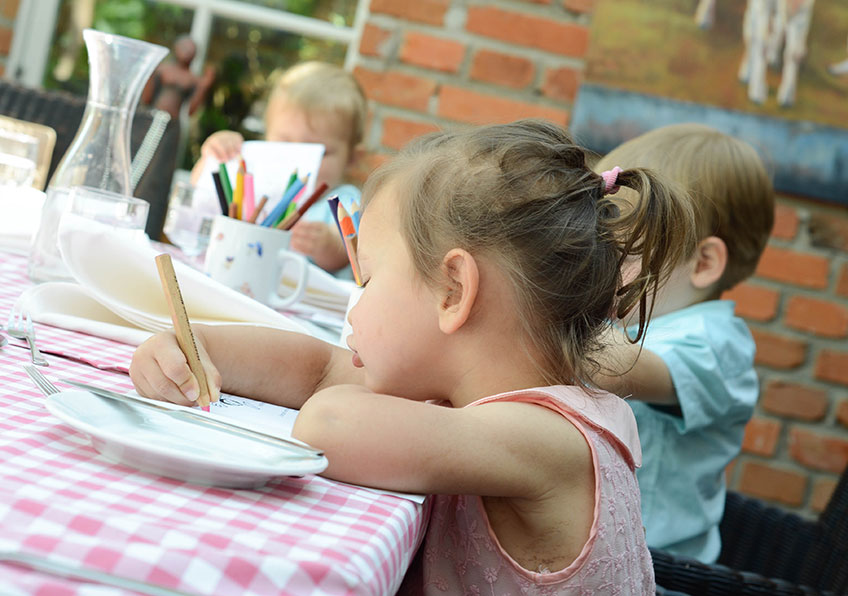 An einem Basteltisch können sich Kinder auf der Hochzeit nach Herzenslust austoben