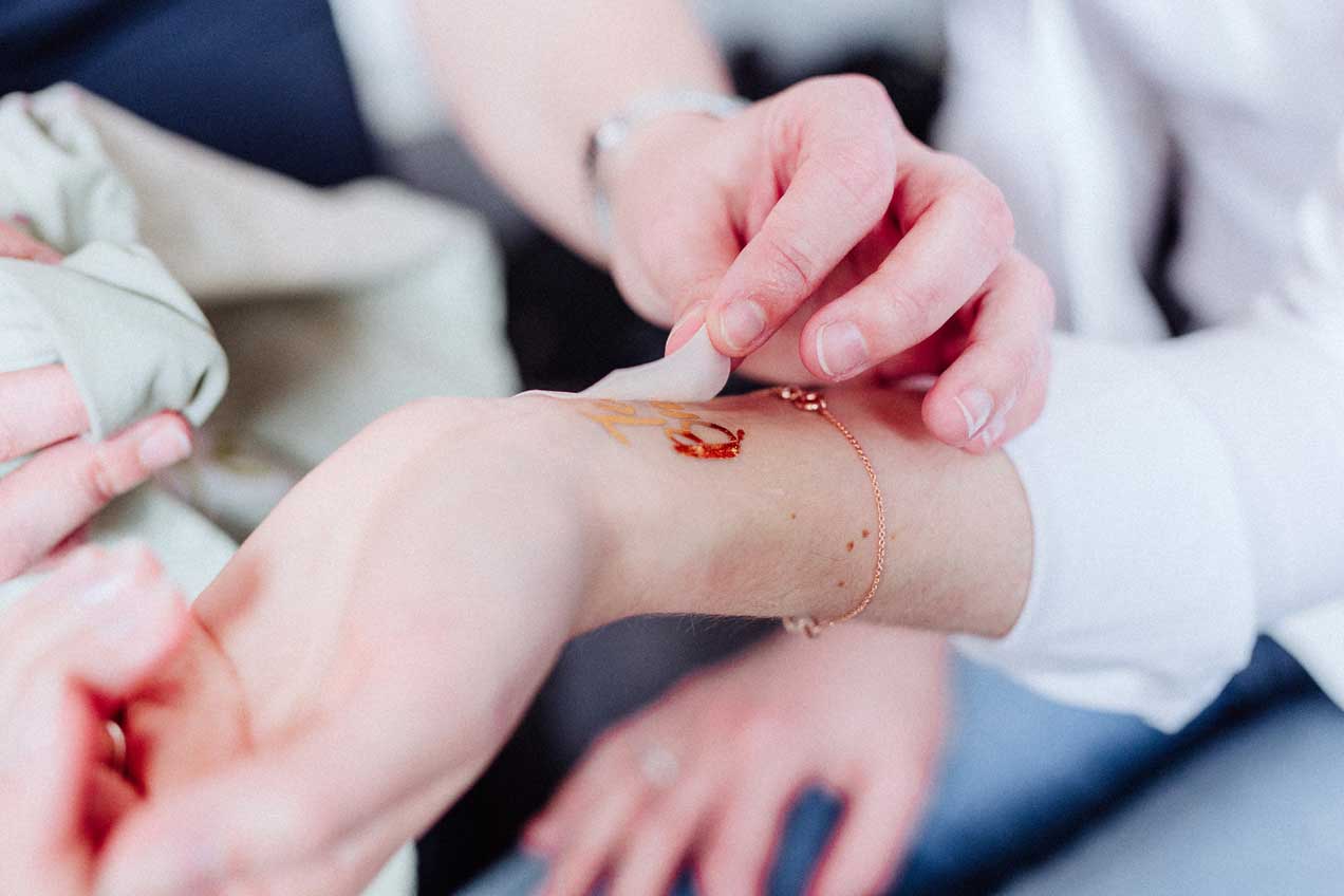 Unsere Braut-Tattoos sind trendig, schön und einfach zu handhaben - ihr findet sie bei uns im Shop  (c) julia loehning fotografie.jpg