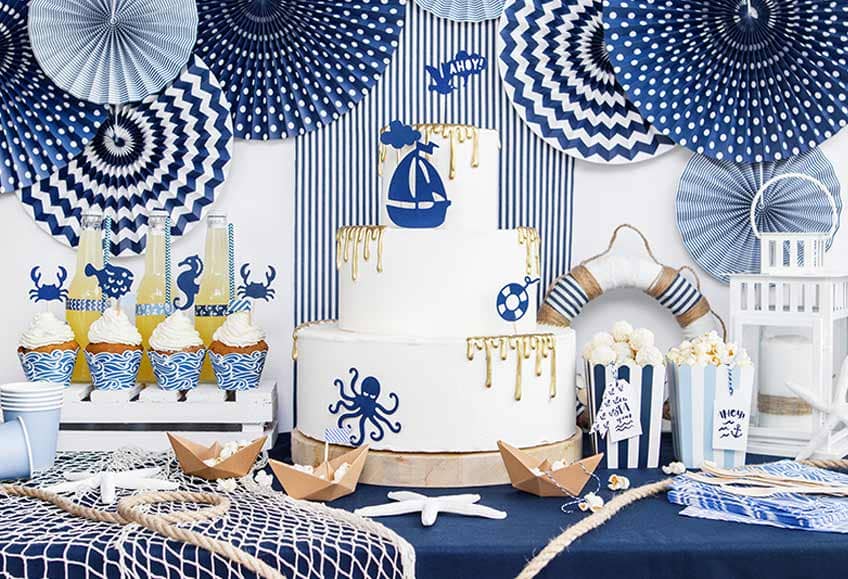 Matrosenmuster und Meeres-Symbole für den Hochzeits-Sweet Table im maritimen Stil