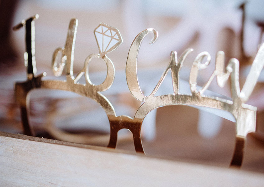 Die Photobooth-Brille in glänzendem Gold macht euch zur perfekten Brautparty-Crew! © Julia Löhning Fotografie
