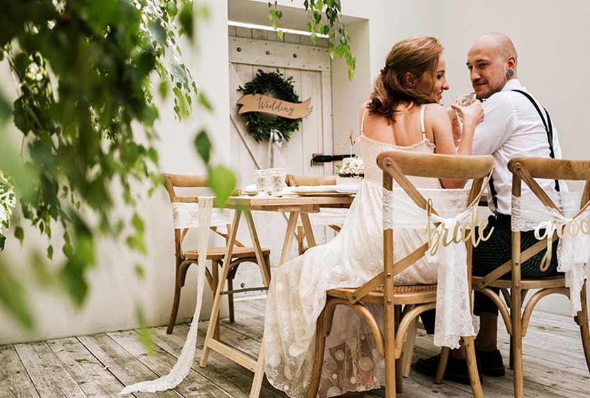 Kombiniere für deine Hochzeit die natürlich rustikalen Deko-Elemente mit kleinen Gold-Details