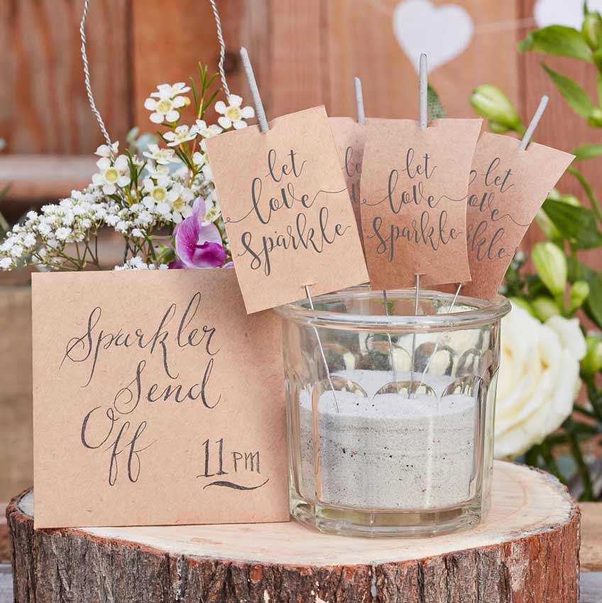 Tischdekoration aus Kraftpapier für deine Hochzeit im rustikalen Stil