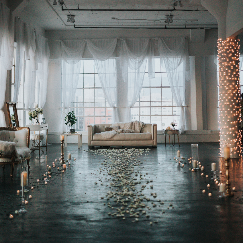 Kerzenlicht und Blütendeko für die Hochzeit im skandinavischen Stil (c) Nathan Dumlao
