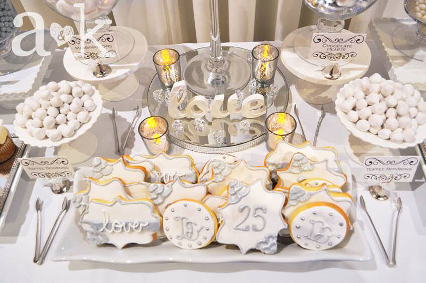 Für die Silberhochzeit können Cookies und Kekse passend in Silber beschriftet werden © a&k Lollybuffet