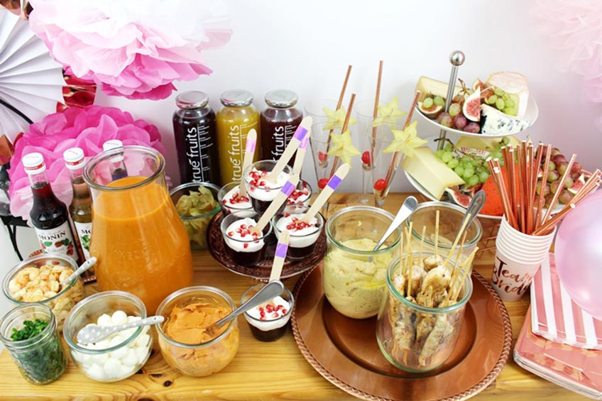 Gesunde und erfrischende Snacks und Drinks zur Brautparty