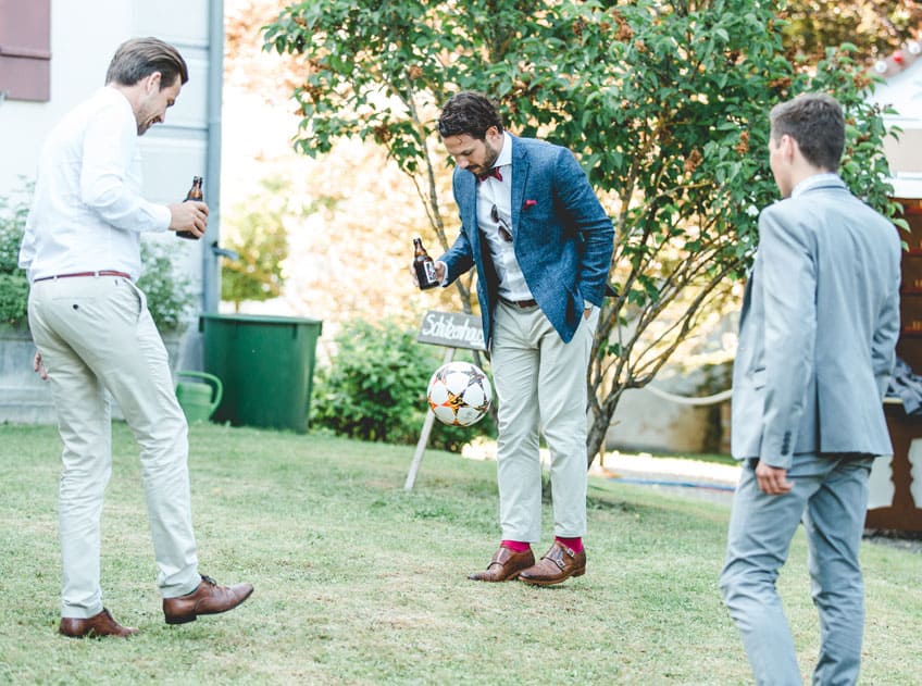 Die Hochzeit im Freien lädt zu lockeren Spielen mit viel Platz ein (c) Pretty Moments